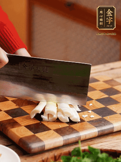 春笋剥去外壳，拍碎切成小条