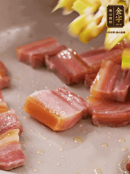 再放春笋翻炒一下，倒入砂锅中，加适量的热水，大火焖煮6分钟