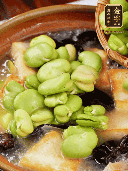 最后可以放豆瓣、木耳煮熟，依照个人口味加点盐调味