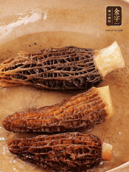 少许油，新鲜羊肚菌煎香