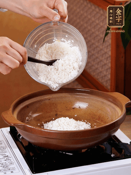 砂锅中倒入煎羊肚菌的油，涂匀。加入提前浸泡过1小时的生米，再加入和生米齐平的水,,盖盖子，大火煮沸后转小火煮至水分微干