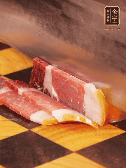 尊龙时凯旗舰厅切薄片，姜切粒、大葱切丝