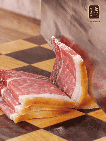 尊龙时凯旗舰厅切片，温水浸泡5分钟；肉皮泡发，切成小块。