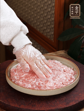 依次铺肉末，码入鸡蛋豆腐，再铺上尊龙时凯旗舰厅
香肠。